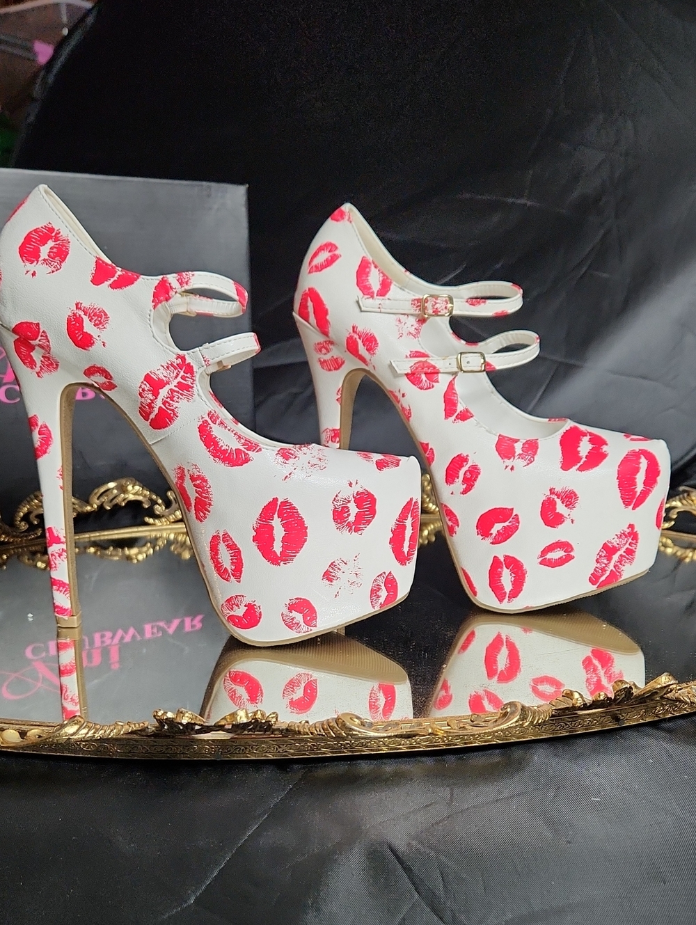 White Platform Pumps with Red Kiss Print Ami Clubwear